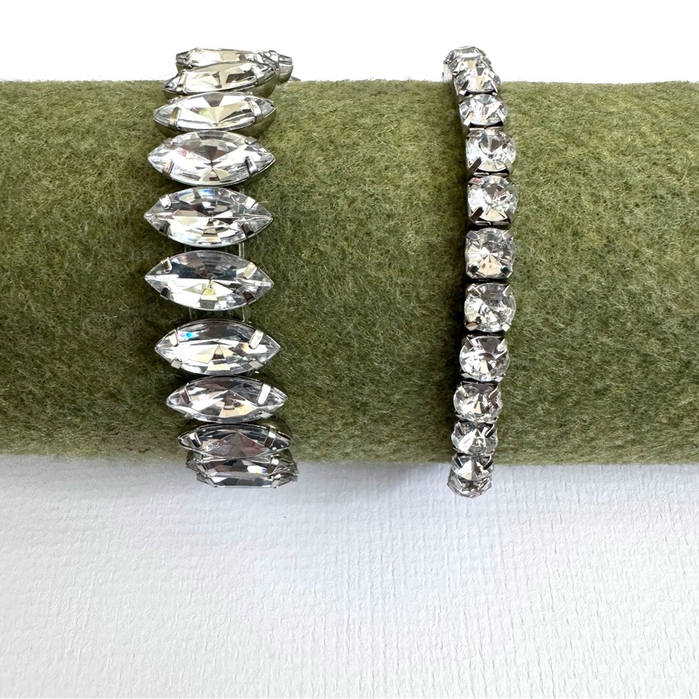 Set of 2 Bracelets. Vintage Inspired with Elastic
Bands.
